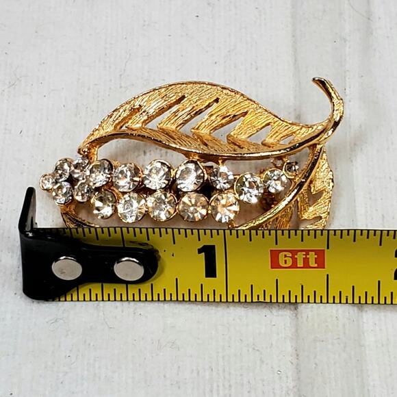 Classy Vtg Art Deco Gold Tone Leaf Pin Clear Rhinestones 1.5" Retro Glam Unsigne - Picture 3 of 3